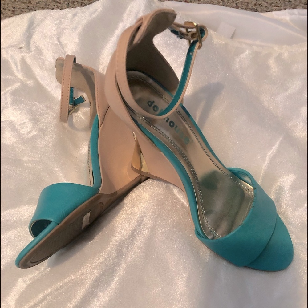 Dollhouse, 6 1/2 size, beige, turquoise and gold color.